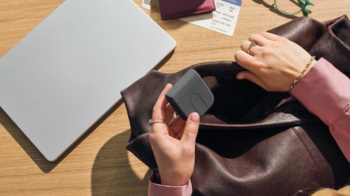 Souris Logitech Mobi Fold Graphite glissée dans un sac à main pour le transport