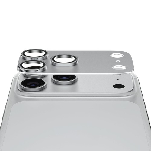 Protection PanzerGlass Fender Silver installée sur le plateau caméra d'un iPhone 18 Pro Max