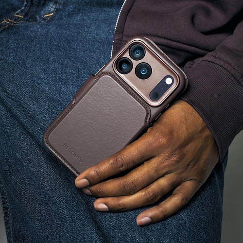 iPhone protégé par la coque DECODED en cuir marron et son contour caméra métallique