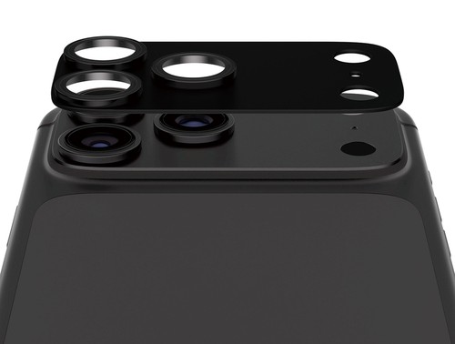 Protection PanzerGlass Fender noire posée au-dessus du plateau caméra d'un iPhone 18 Pro Max