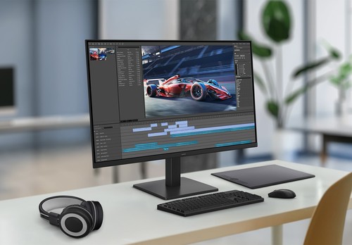 Écran Samsung S32GF sur un bureau, affichant une interface de montage vidéo
