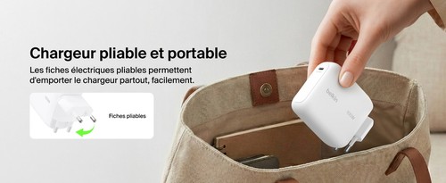 Chargeur Belkin blanc avec broches pliables rangé dans un sac