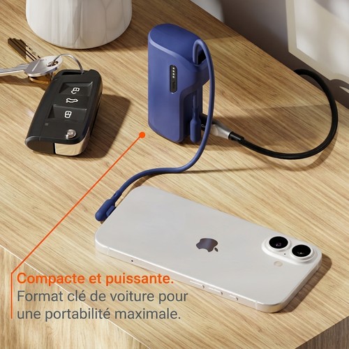Batterie Cygnett Thumboost compacte reliée à un smartphone près de clés