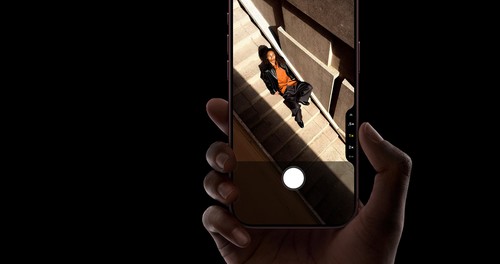 iPhone 18 Pro Max, Commande de la caméra utilisée du pouce pour prendre une photo