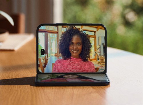 iPhone Duo posé sur une table, appel FaceTime mains libres