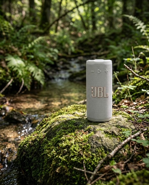 Enceinte JBL Grip Blanche sur rocher en forêt près d'un ruisseau