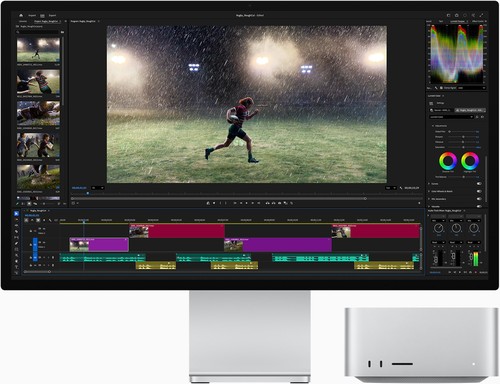 Mac Studio compact sous un écran affichant un logiciel de montage vidéo