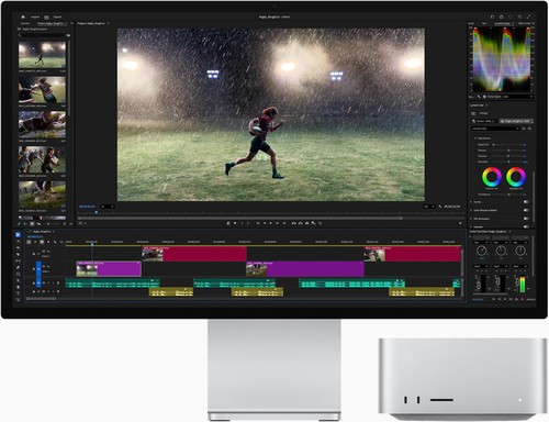 Mac Studio sous un écran affichant un projet de montage vidéo dans Adobe Premiere