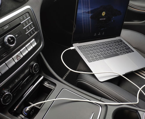 MacBook Pro en charge en voiture