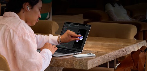 MacBook Pro utilisé en déplacement, création 3D sur écran tactile avec AirPods, autonomie 24h