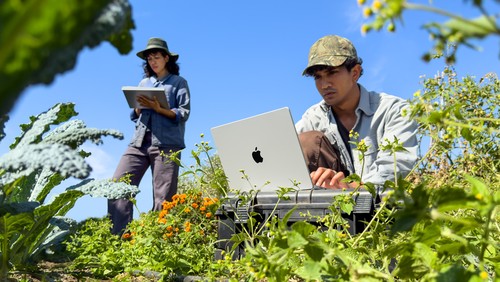 MacBook Pro utilisé en extérieur, autonomie jusqu'à 24 heures pour travailler loin de la prise