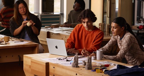 Atelier de création avec MacBook Pro 14 pouces, design en aluminium recyclé et finition professionnelle