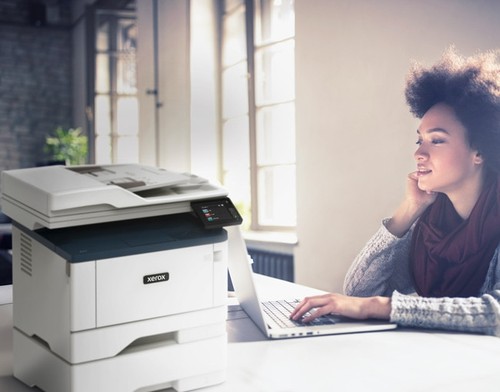 Imprimante Xerox B315 près d'un ordinateur portable dans un espace de travail