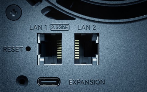 Ports réseau 2,5 GbE et port d'extension du NAS Synology