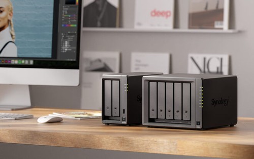 NAS Synology DS725neo+ avec unité d'extension DX525 sur un bureau