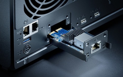 Carte réseau installée dans l'emplacement PCIe du NAS Synology