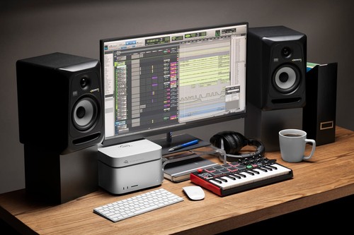 OWC StudioStack empilé sur un Mac Studio dans un studio de production audio