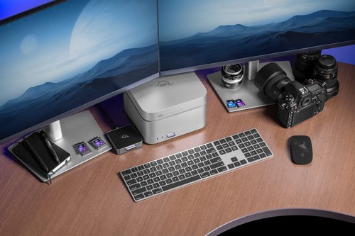 OWC StudioStack empilé sur un Mac Studio dans un poste de travail photo et vidéo organisé
