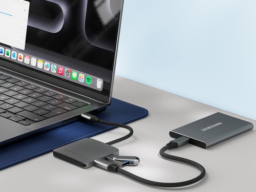 Hub Satechi 4 ports USB-C connecté à un MacBook avec accessoires