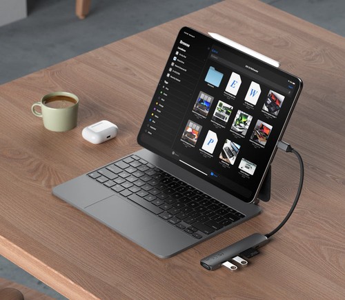 Satechi 6-en-1 utilisé avec un iPad en situation nomade