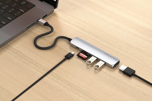 Satechi 6-en-1 connecté à un MacBook avec tous les ports utilisés