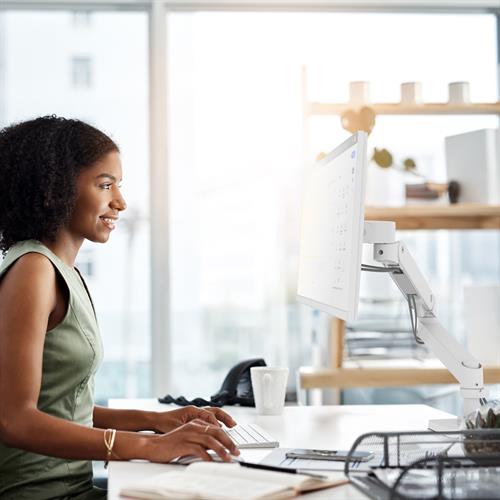 Bras écran Ergotron LX Pro installé sur un bureau lumineux