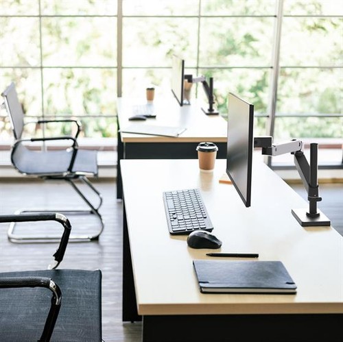 Bras écran Ergotron LX Pro Tall Pole gris foncé en situation sur un bureau professionnel