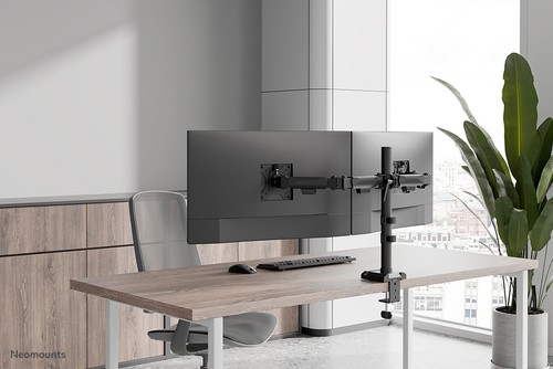 Bras double écran Neomounts DS60-600BL2 en situation de travail sur bureau
