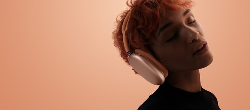 Personne portant les AirPods Max 2 les yeux fermés pour une immersion sonore totale