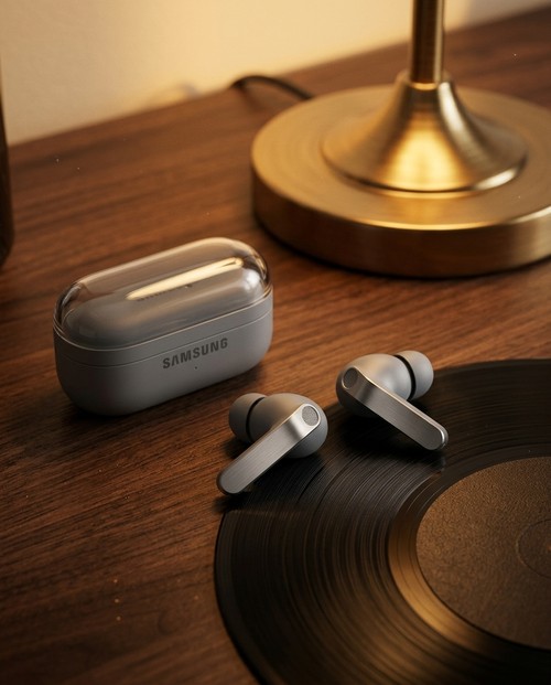 Galaxy Buds4 Pro sur un bureau avec vinyle, ambiance son immersif