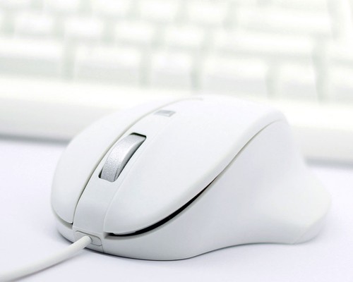 Souris Matias PBT blanche posée sur un bureau