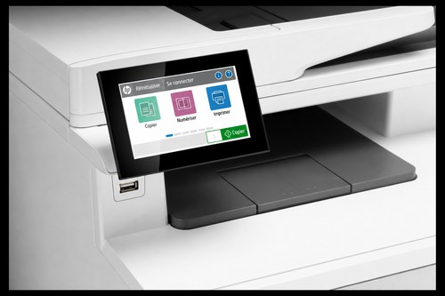 Gros plan du panneau tactile de l'imprimante HP Color LaserJet Enterprise M480f