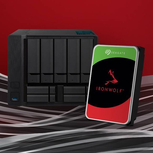 Disque Seagate IronWolf devant un système NAS multibaie