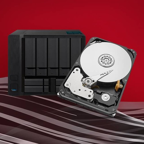 Mécanisme interne d'un disque dur devant un NAS multibaie