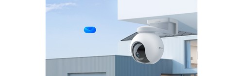 Caméra EZVIZ HB8 2K+ installée en façade extérieure