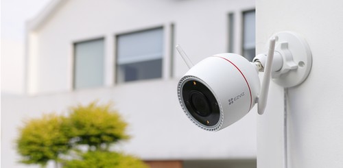 Caméra Ezviz H3c 2K installée à l'extérieur d'une maison