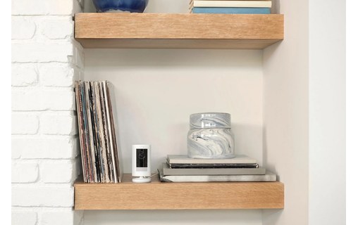 Ring Stick Up Cam Plugin Blanc - Caméra de surveillance HD 1080p Wi-Fi