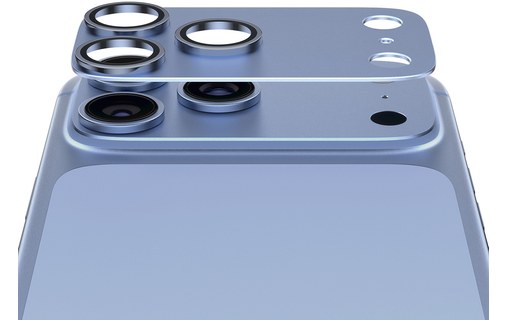 Gros plan de la protection caméra PanzerGlass Fender sur iPhone bleu