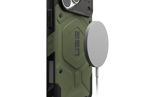 Coque UAG Pathfinder avec chargeur MagSafe fixé au dos