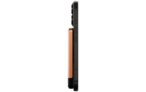 Batterie Cygnett MagSlim 5K fixée au dos d'un iPhone, vue de profil